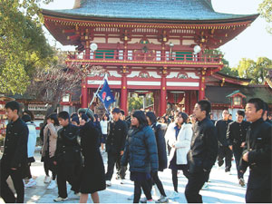 修学旅行生で賑わう太宰府天満宮