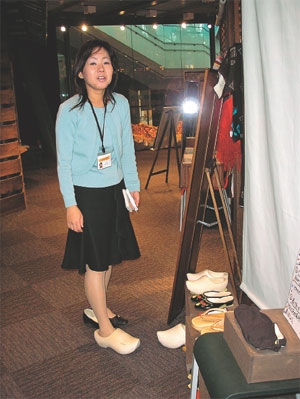 木靴を履き“体験”をアピールする広報課の久保田さん