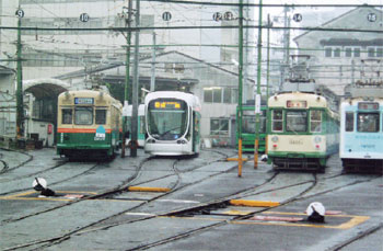 さまざまな種類の電車が並ぶ広島電鉄の車庫