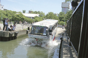 水陸両用バス　いざ大川へ！ （大阪・水かいどう808提供）