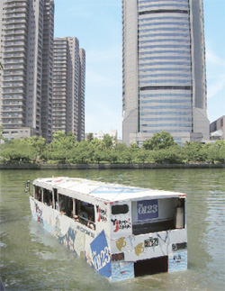 大川をクルージング中 （大阪・水かいどう808提供）