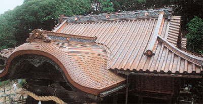 伊予市双海町・三島神社の銅板葺き屋根と鬼飾り