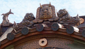 伊予市双海町・天一神社の鬼飾りと銅板のしゃちほこ