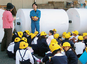 画像：小学生の工場見学