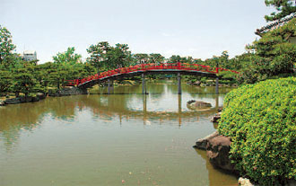 画像：中津万象園・丸亀美術館