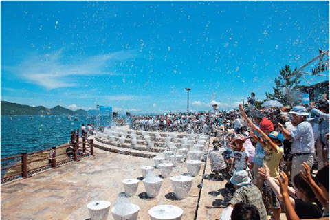 夏空に舞い上がるシャボン玉に歓声が上がる（開会式の様子） 写真：中村脩