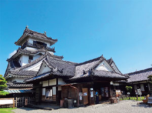 画像：高知城天守（奥）と懐徳館（手前）