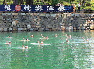 画像：追悼游泳祭の風景