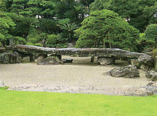 画像：旧徳島城表御殿庭園にある大石橋（地団駄橋）