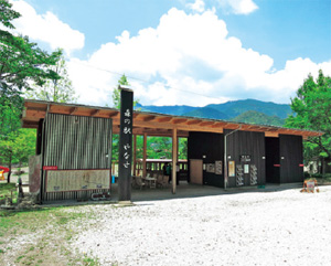 地元産材で建てられた丸山公園の駅舎 