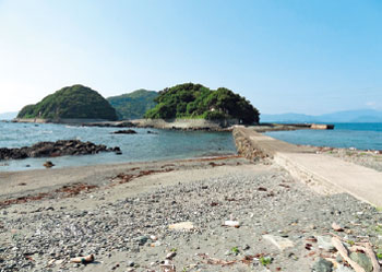 画像：三王島（写真中央）と橋