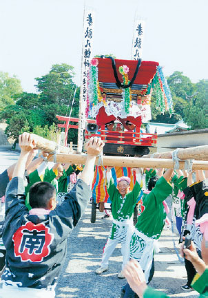 画像：だんじりを担ぐ人々