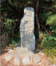 画像：弁天崎に建つ慰霊碑