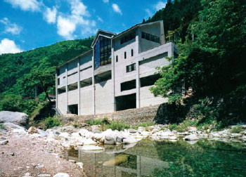 面河渓に面する面河山岳博物館